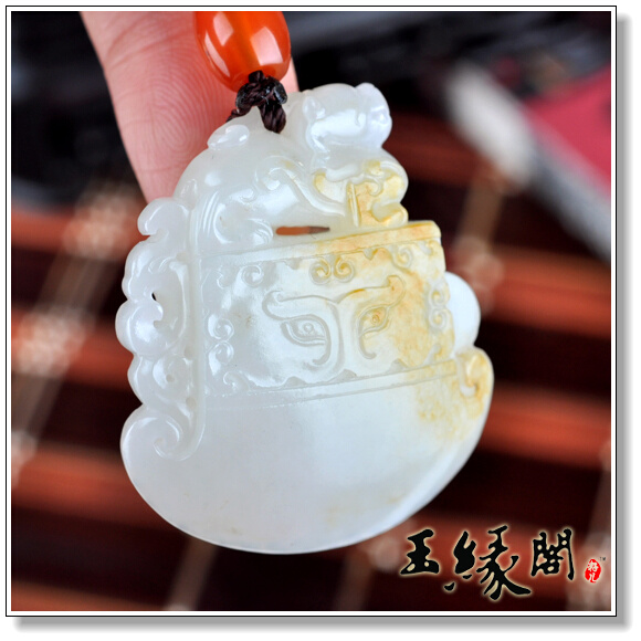 黄皮籽料挂件 仿古府上有龙