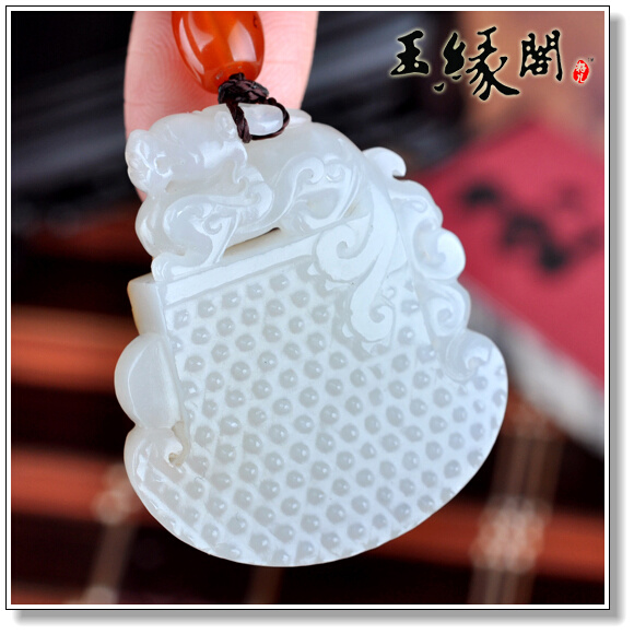黄皮籽料挂件 仿古府上有龙