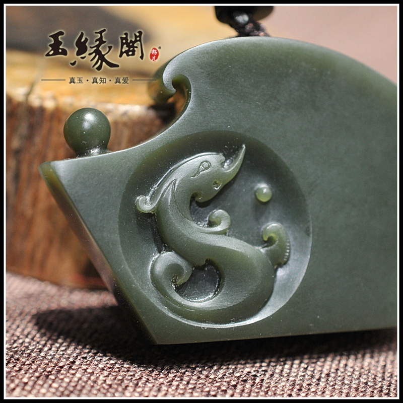 青玉仿古龙牌